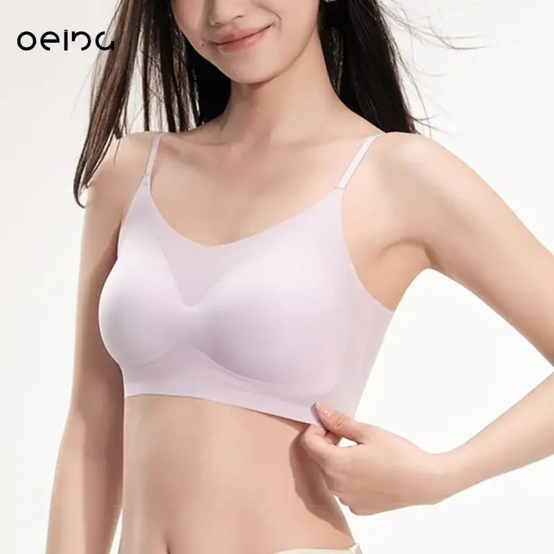 【OEING】ファンデーションブラ。シームレスで目立ちにくく、美背デザインの細ストラップ仕様。接触冷感のアイスシルク素材で、ひんやり快適な着け心地です。