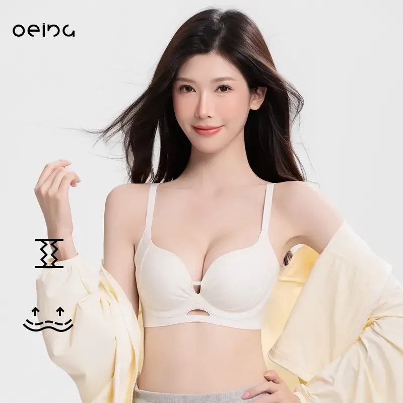 【OEING】 【ツーピース】シームレスフィットブラ - ファンデーションのカスタムシェードからインスピレーションを得たこのブラは、小さなバストのボリュームを高め、持ち上げて垂れを防ぎ、琥珀色のきらめきのシームレスフィットを特徴としています。#AD08