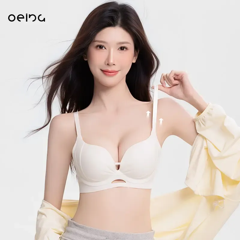 【OEING】 【ツーピース】シームレスフィットブラ - ファンデーションのカスタムシェードからインスピレーションを得たこのブラは、小さなバストのボリュームを高め、持ち上げて垂れを防ぎ、琥珀色のきらめきのシームレスフィットを特徴としています。#AD08