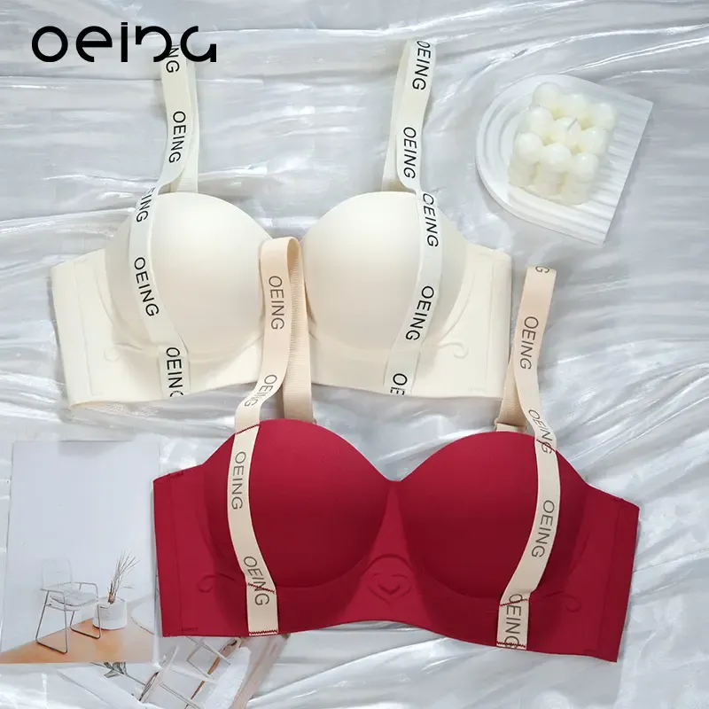 OEING-バストラインを強調するワイヤーフリーのプッシュアップブラ。 文字入りストラップ、プリントデザイン、低いネックライン、衝撃吸収性が特徴で、スポーツ、ヨガ、普段着に適しています。 1つのブラジャー、2つのエフェクト。