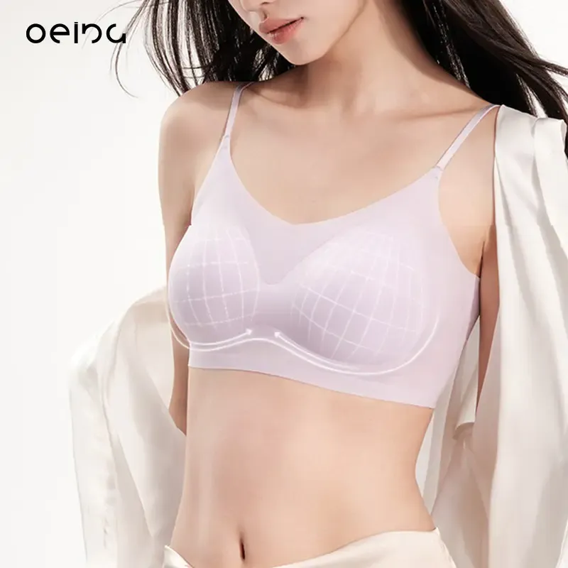 【OEING】ファンデーションブラ。シームレスで目立ちにくく、美背デザインの細ストラップ仕様。接触冷感のアイスシルク素材で、ひんやり快適な着け心地です。