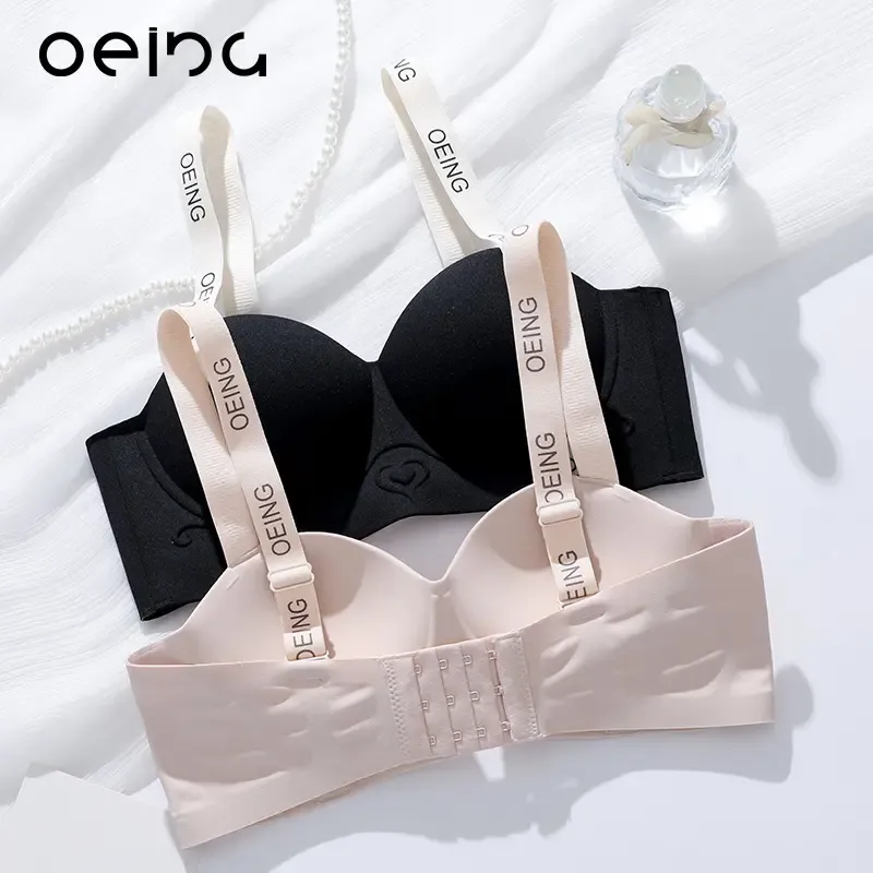 OEING-バストラインを強調するワイヤーフリーのプッシュアップブラ。 文字入りストラップ、プリントデザイン、低いネックライン、衝撃吸収性が特徴で、スポーツ、ヨガ、普段着に適しています。 1つのブラジャー、2つのエフェクト。