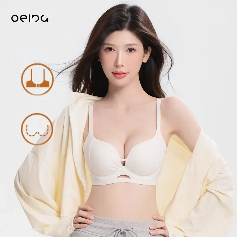 【OEING】 【ツーピース】シームレスフィットブラ - ファンデーションのカスタムシェードからインスピレーションを得たこのブラは、小さなバストのボリュームを高め、持ち上げて垂れを防ぎ、琥珀色のきらめきのシームレスフィットを特徴としています。#AD08